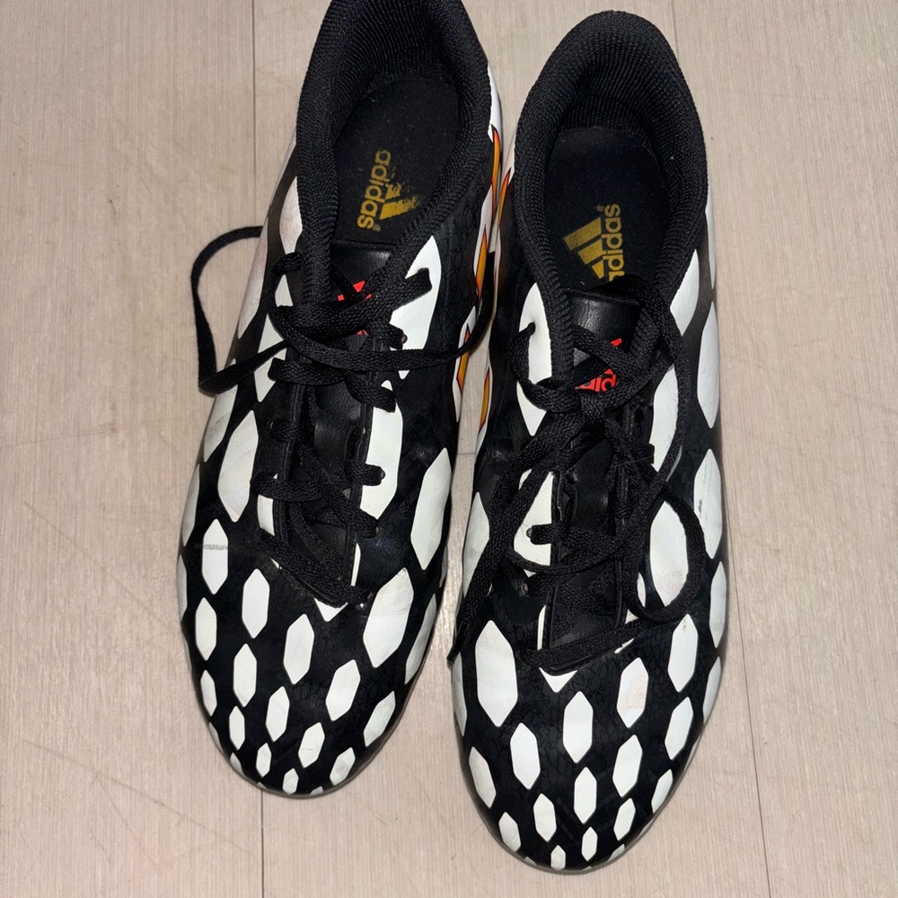 🌹 Adidas Black and White Athletic Shoes